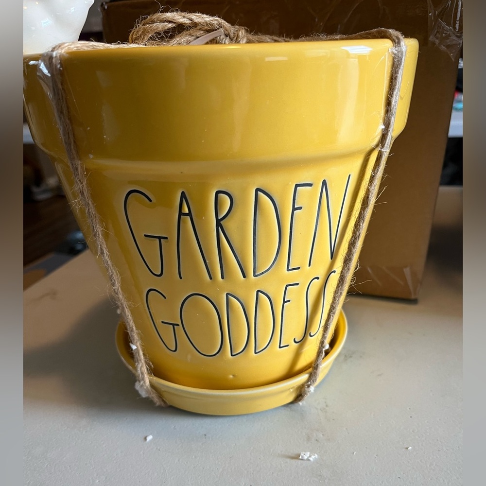 New Rae Dunn planter 8” yellow